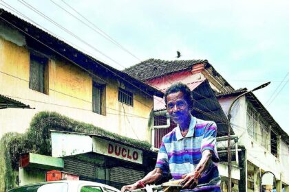 News on wheels: Ribander’s Umakant Shirodkar has delivered Panjim’s newspapers for over four decades