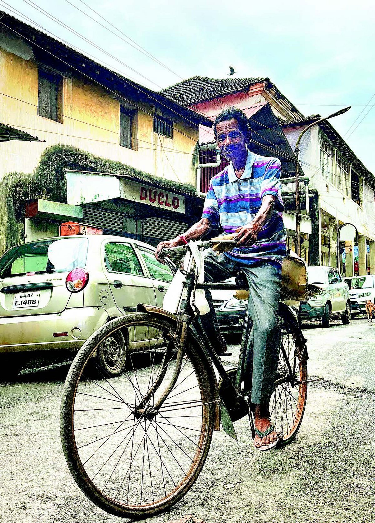 News on wheels: Ribander’s Umakant Shirodkar has delivered Panjim’s newspapers for over four decades