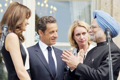 Nicolas and his wife speak with Manmohan Singh.