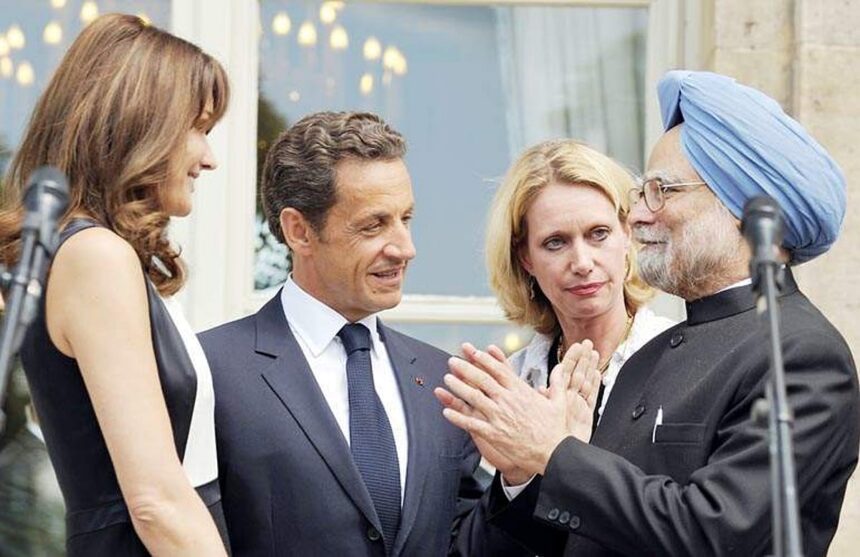 Nicolas and his wife speak with Manmohan Singh.