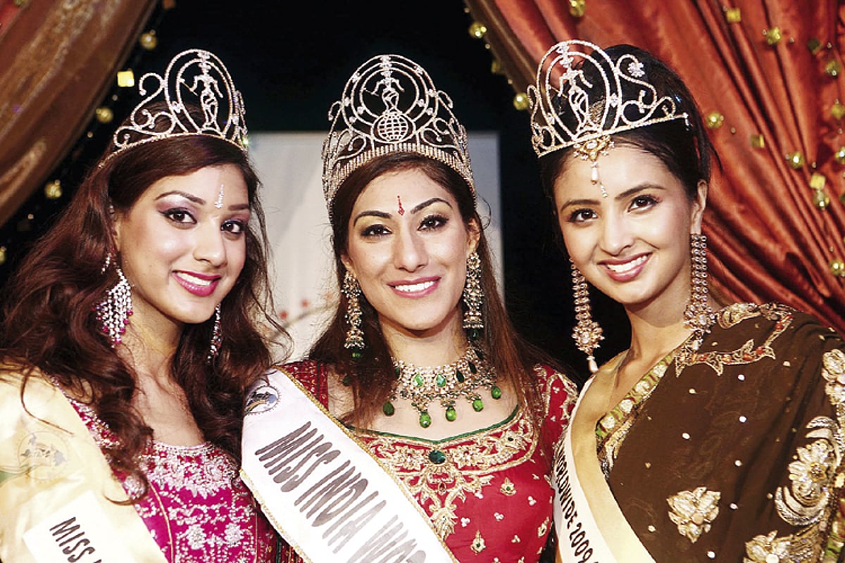 Nikkitasha Marwaha (centre), 19, is crowned Queen during the 18th Miss India Worldwide 2009 beauty pageant in Durban on Sunday. 25 girls from all over the world participated in the annual event. She is crowned by 2008 winner Shagun Sarabhai.