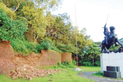 Nine days after Farmagudi fort collapsed, debris  still not cleared and rebuilding nowhere at sight