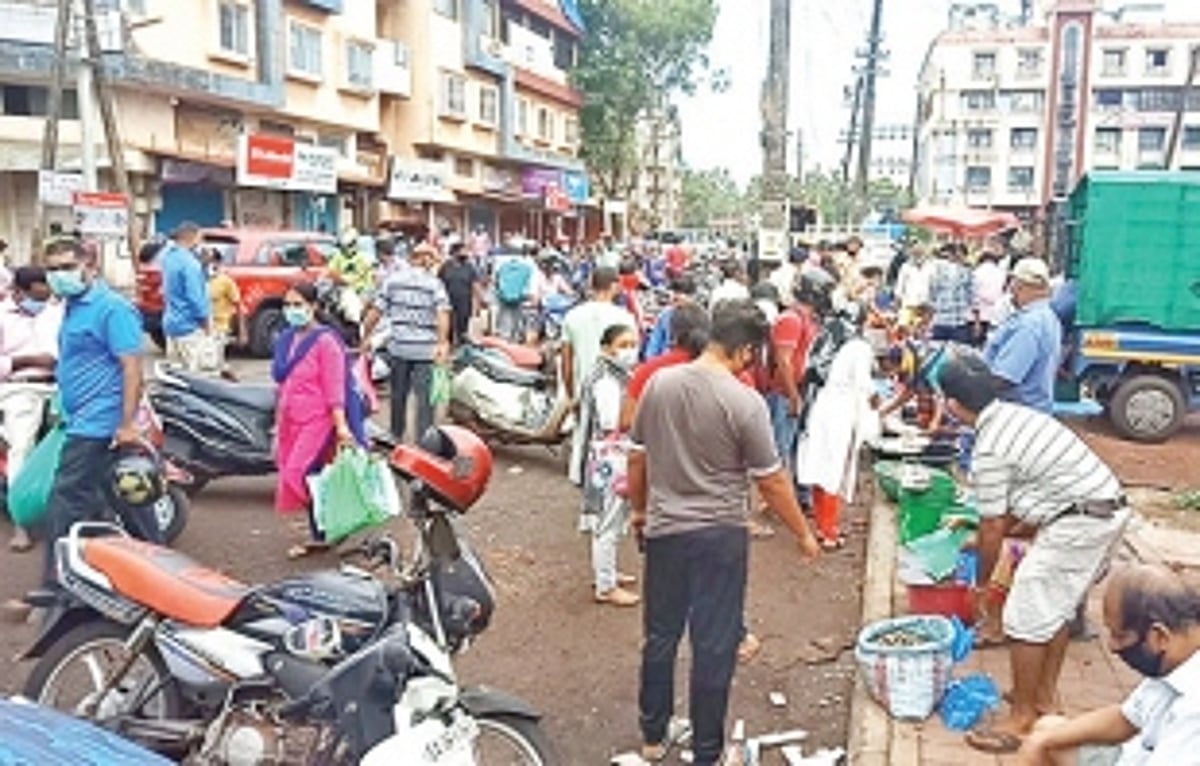 No social distancing observed as hundreds throng Mapusa market