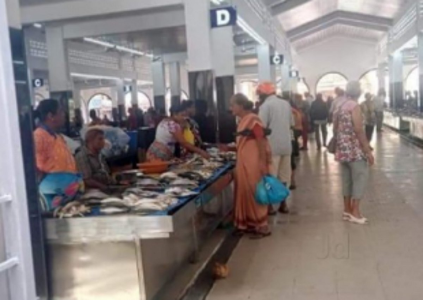 No social distancing observed at Margao’s wholesale fish market