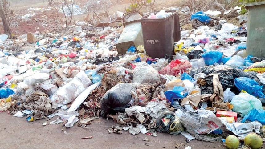 No solution to garbage hotspots along highway at Mapusa 1 No solution to garbage hotspots along highway at Mapusa