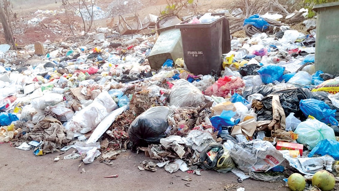 No solution to garbage hotspots along highway at Mapusa