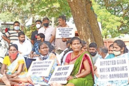 Non-rehabilitated kiosk owners protest government’s reluctance