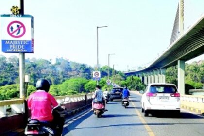 North Goa Collector’s vehicle  overtakes dangerously on  Mandovi bridge