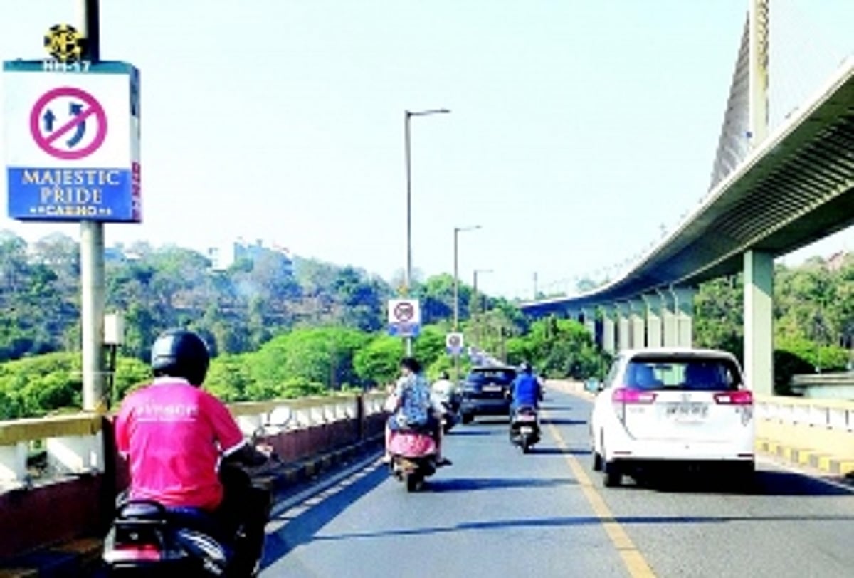 North Goa Collector’s vehicle  overtakes dangerously on  Mandovi bridge