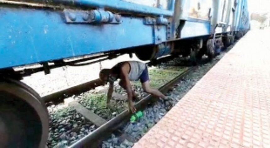 Nothing changes: Cansaulim villagers still crawl under goods trains to cross tracks 1 Nothing changes: Cansaulim villagers still crawl under goods trains to cross tracks