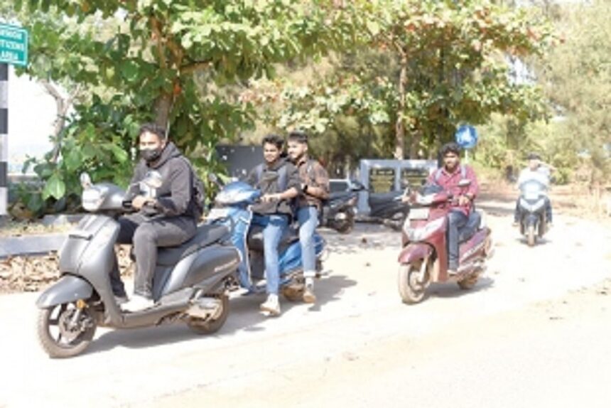 Nuisance by anti-social elements, illegal parking, a common  sight along walkway-cum-cycle track at Mandovi riverfront