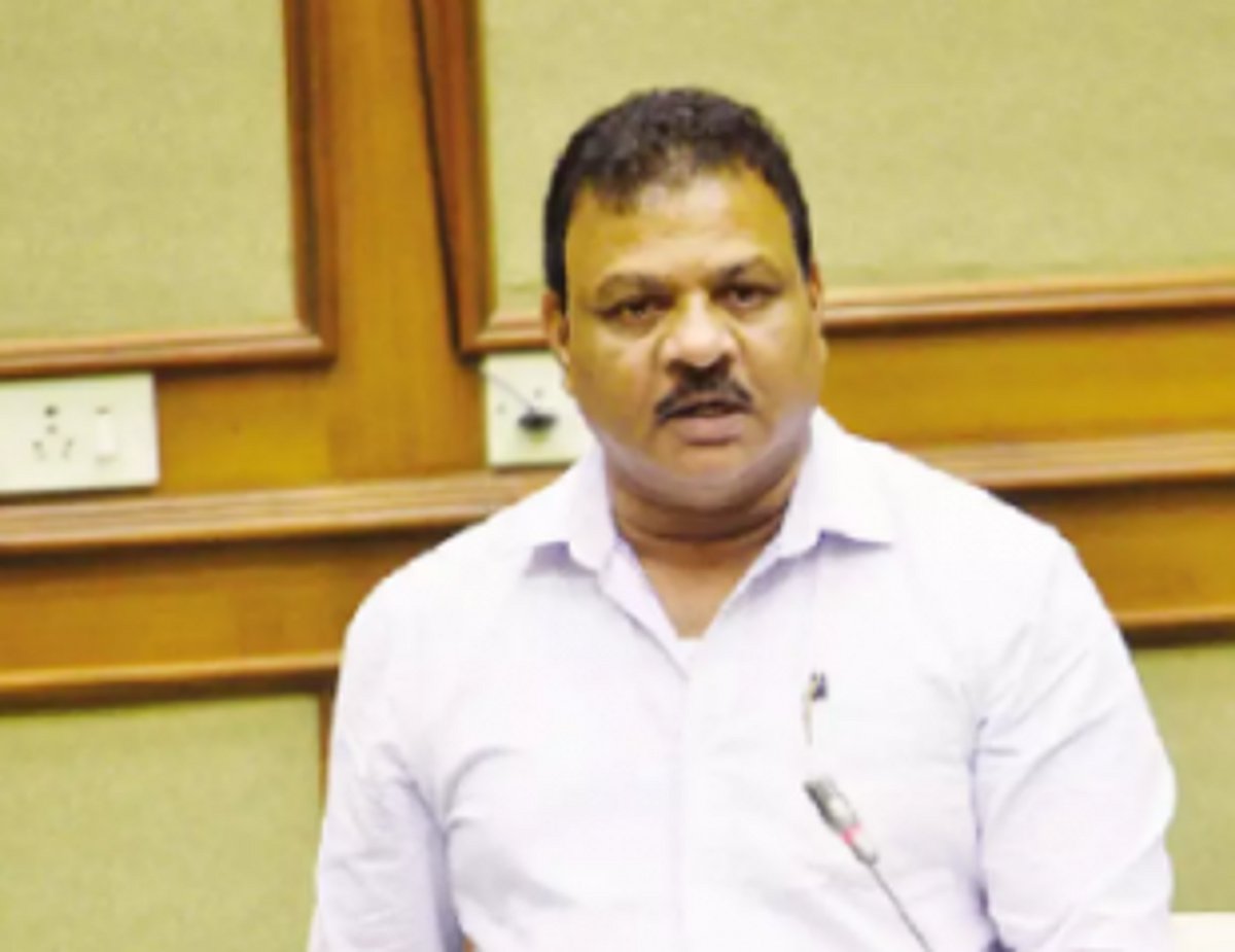 Nuvem MLA clears the air  over mud road near fields