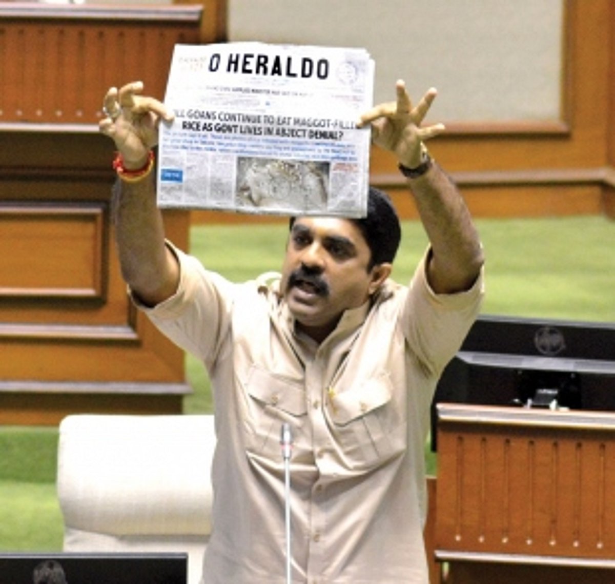 O Heraldo report on maggot-infested rice echoes in Assembly