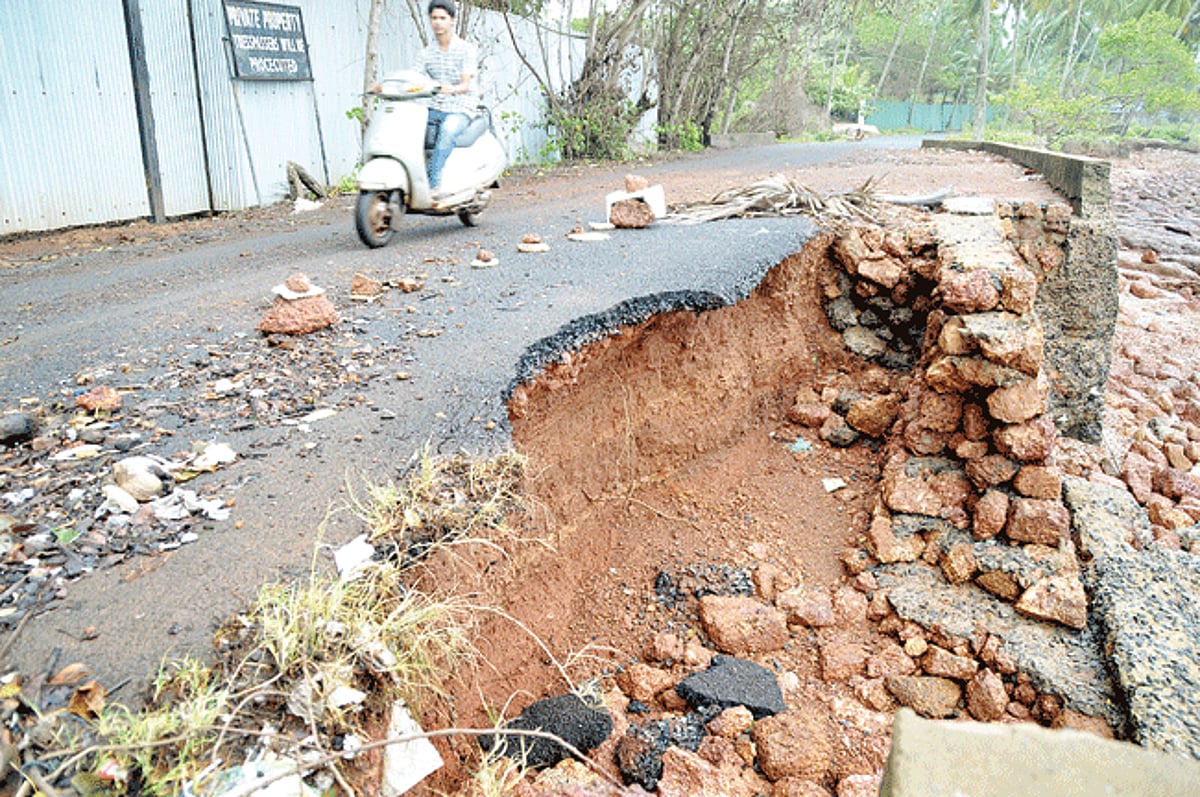 ON THE EDGE: A portion of the road has caved in causing a threat to pedestrians and passing vehicles at Reis Magos in Verem.