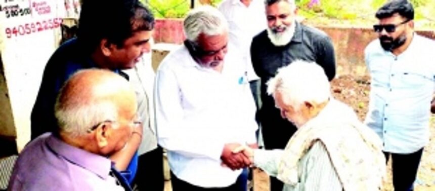 Octogenarian in Goa reunites with his family from Gujarat after 42 years 1 Octogenarian in Goa reunites with his family from Gujarat after 42 years