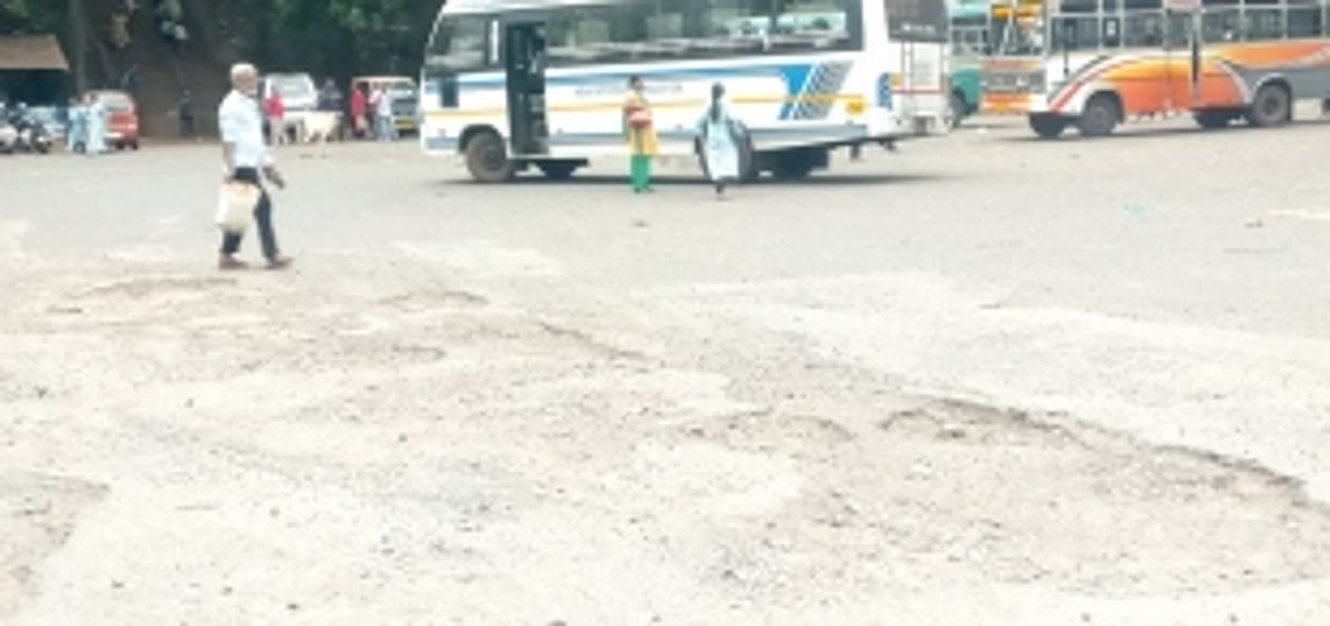 Official negligence turns Ponda bus stand into  death trap, complain commuters and KTC officials