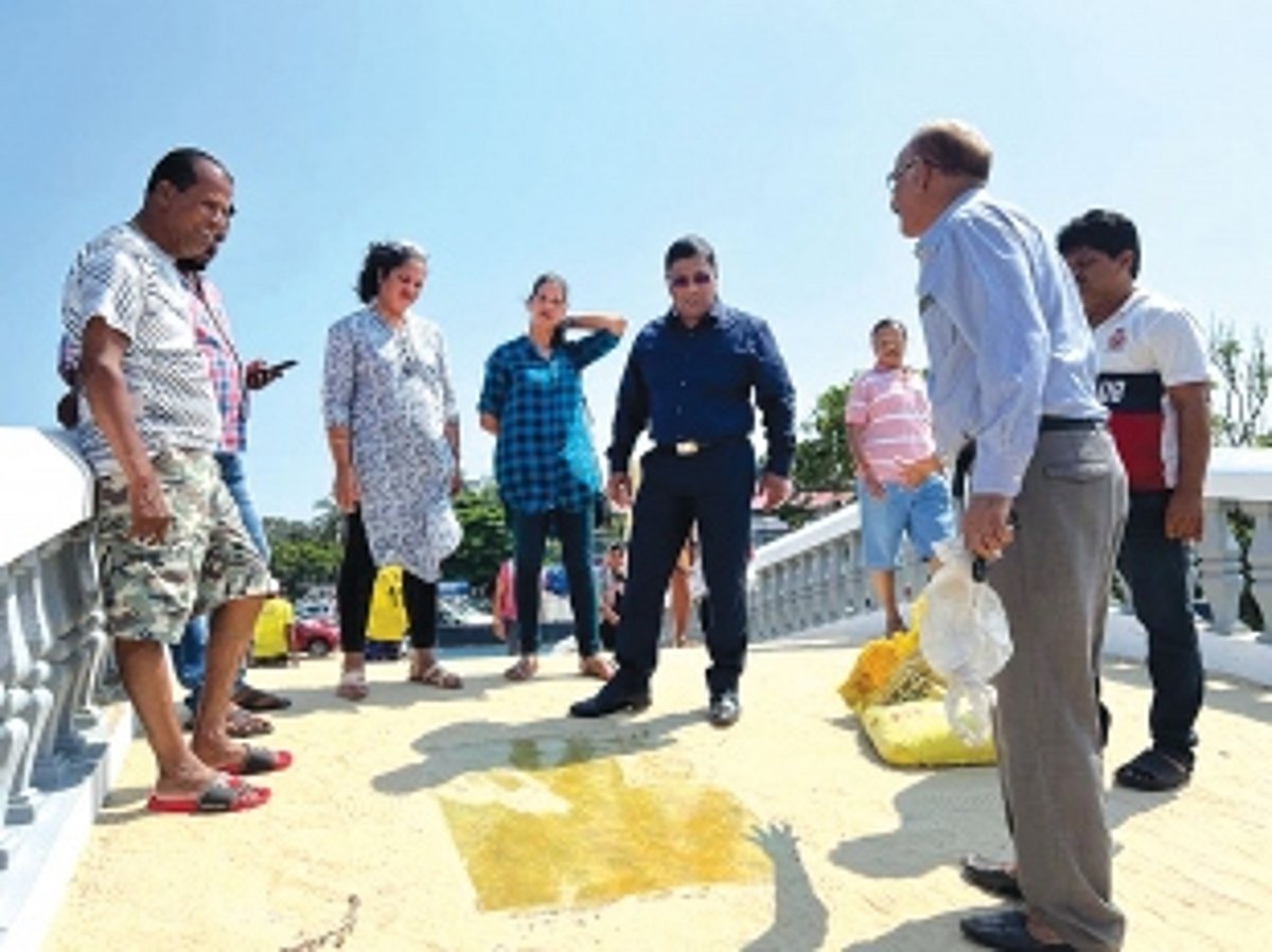 Officials inspect Colva pedestrian bridge, assure injured senior citizen of swift repair