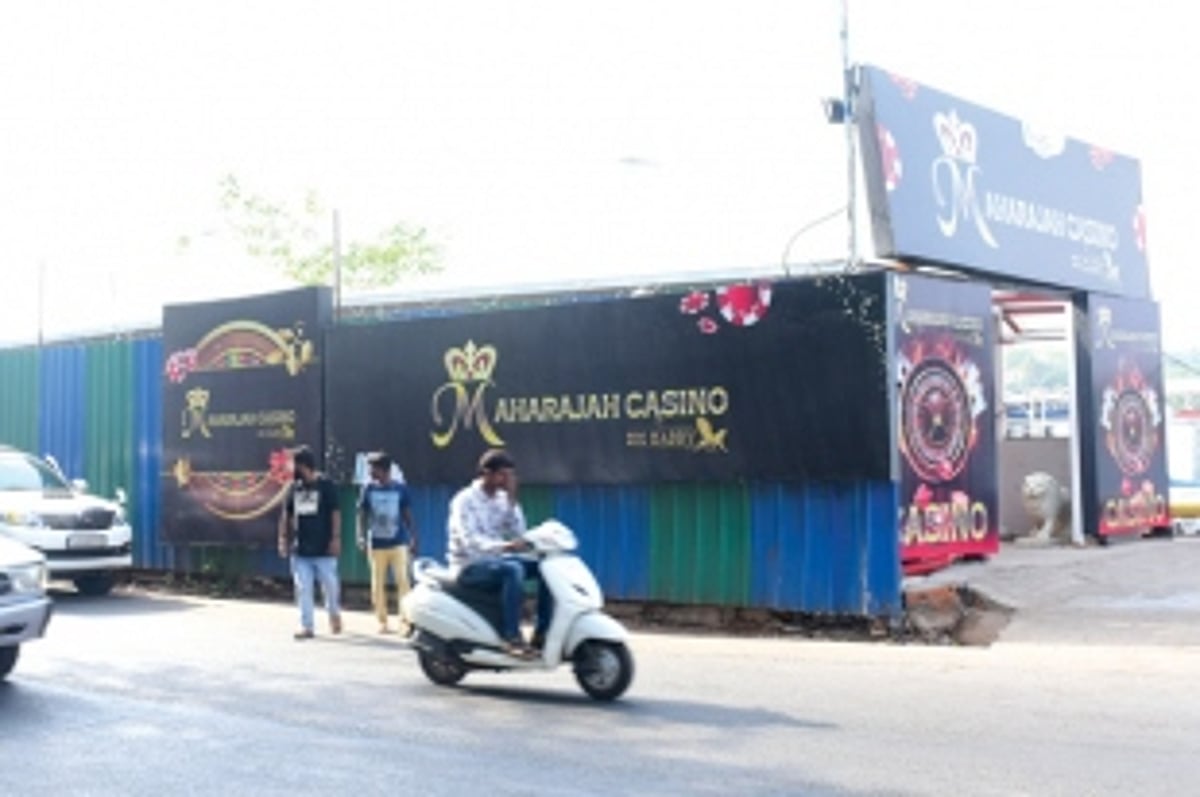 Offshore casino obstructing commuters