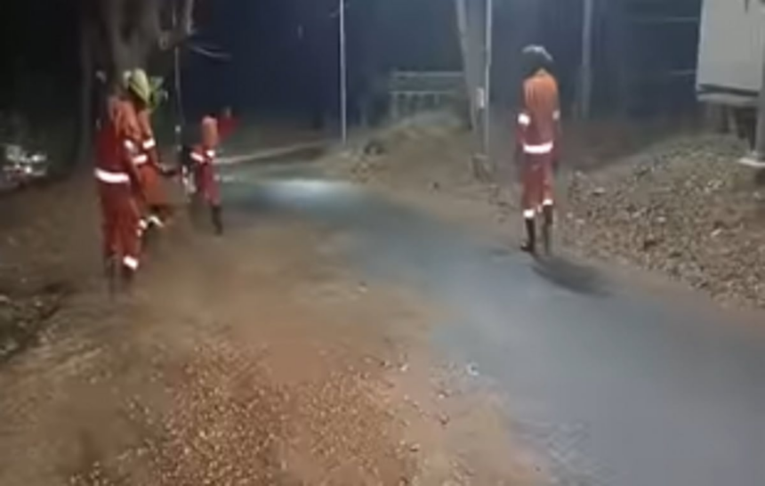 Oil spill at Altinho causes many motorists to fall; Panjim emergency service clear off road