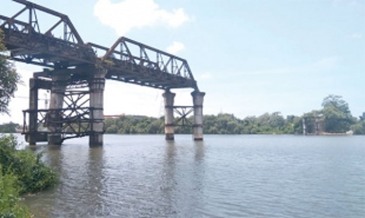 Old Borim bridge remnants pose threat to barges, fishermen