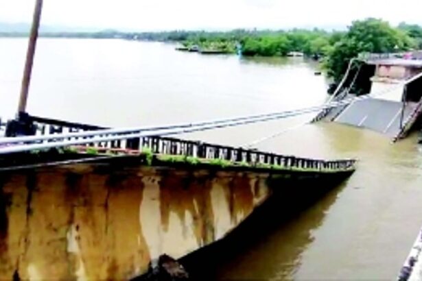 Old bridge over the river Kali in Karwar collapses, loaded truck falls