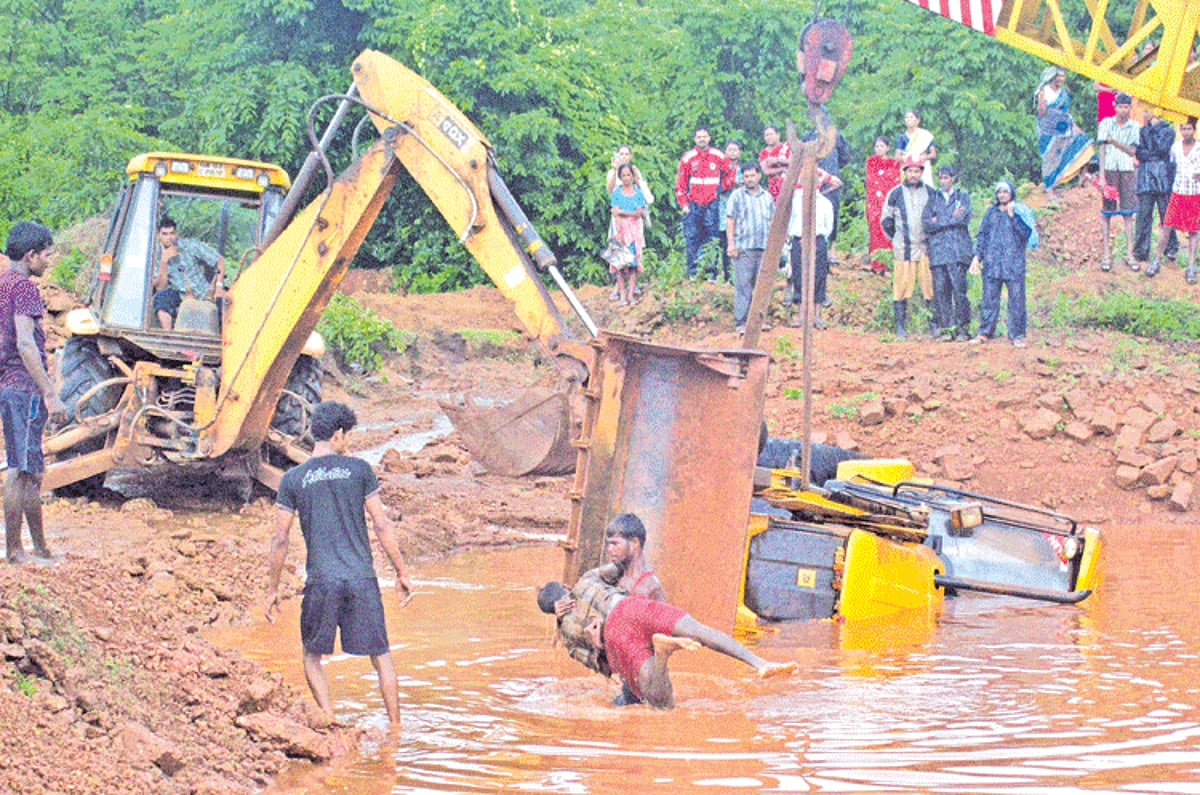 One body is removed by labourers from the quarry at Dhulai-Dharbandora.
