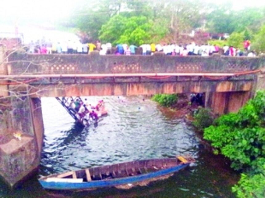 One dead, over 8 missing as Curchorem footbridge collapses