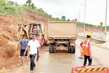 Onset of monsoon triggers landslide  on Verna-Cortalim highway