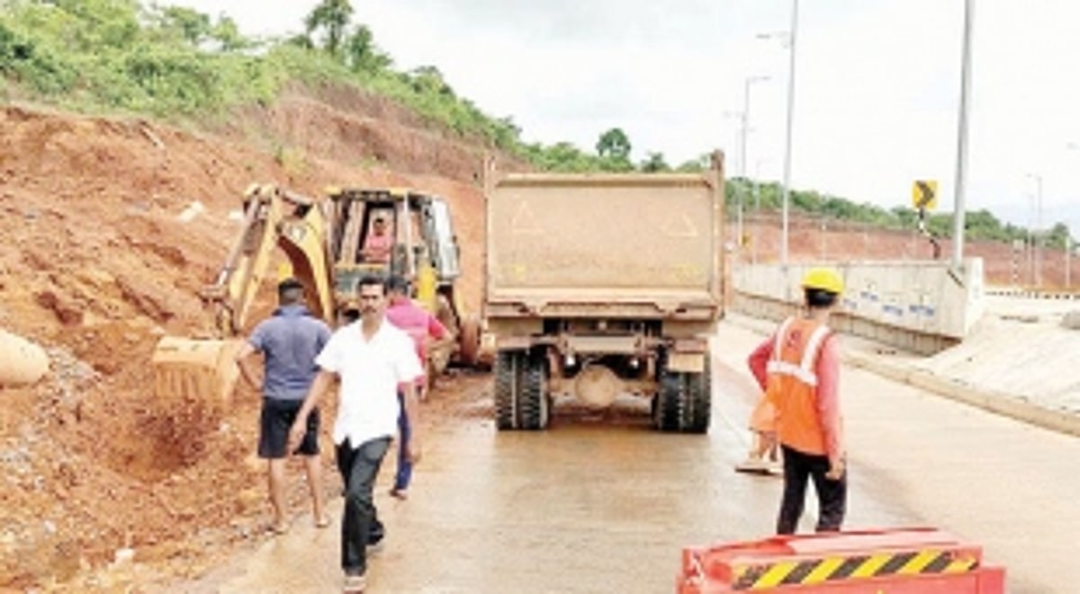 Onset of monsoon triggers landslide  on Verna-Cortalim highway