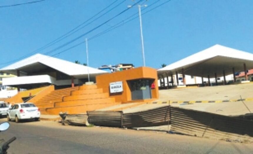 Open Marcel bus stand: locals 1 Open Marcel bus stand: locals
