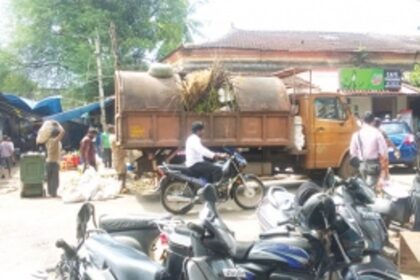 Open, overloaded garbage vans raise a stink in Vasco