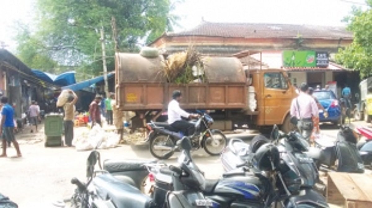 Open, overloaded garbage vans raise a stink in Vasco