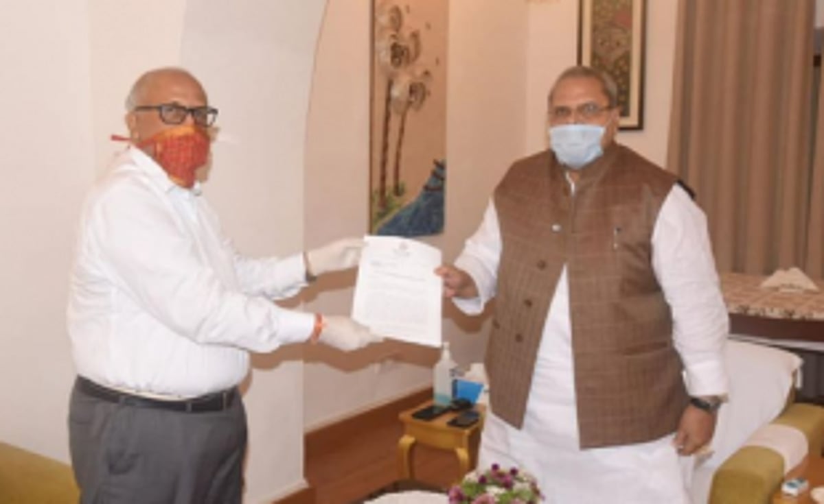 Oppn leader submits memorandum to Guv