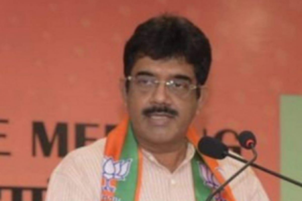 Oppn loyalist Iqbal, 17 others join BJP