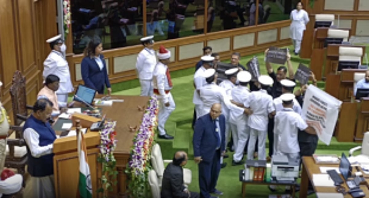 Oppn showed   disrespect   to Guv: CM