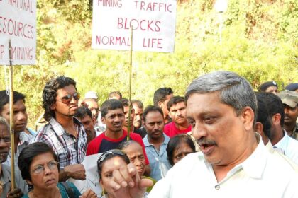 Opposition Leader Manohar Parrikar discusses the matter with the villagers.
