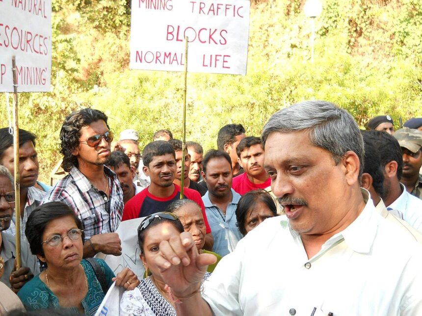 Opposition Leader Manohar Parrikar discusses the matter with the villagers.
