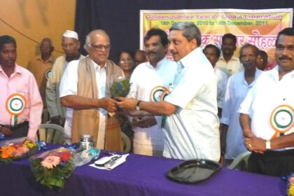 Opposition Leader Manohar Parrikar felicitates Nagesh Karmali at Mayem
