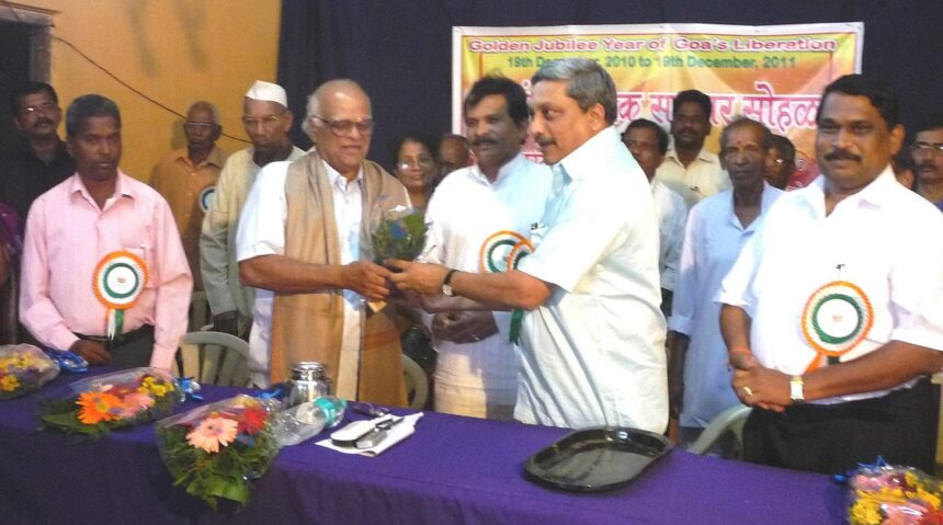 Opposition Leader Manohar Parrikar felicitates Nagesh Karmali at Mayem