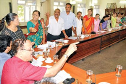 Opposition corporators in a heated discussion with CCP Mayor Surendra Furtado