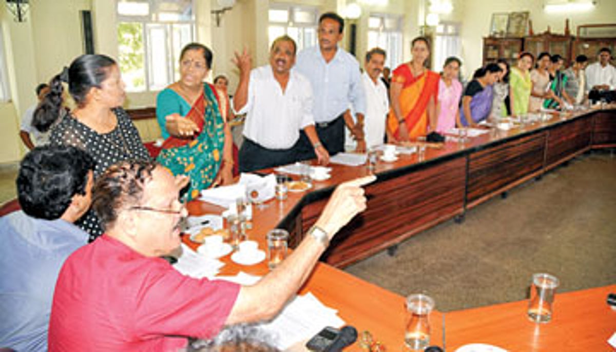 Opposition corporators in a heated discussion with CCP Mayor Surendra Furtado