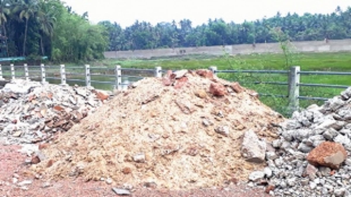 Orlim road leading to Chinchinim  has become a dumping ground