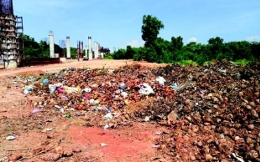 Outrage in Benaulim as truckloads of garbage from Margao dumped at bypass construction site