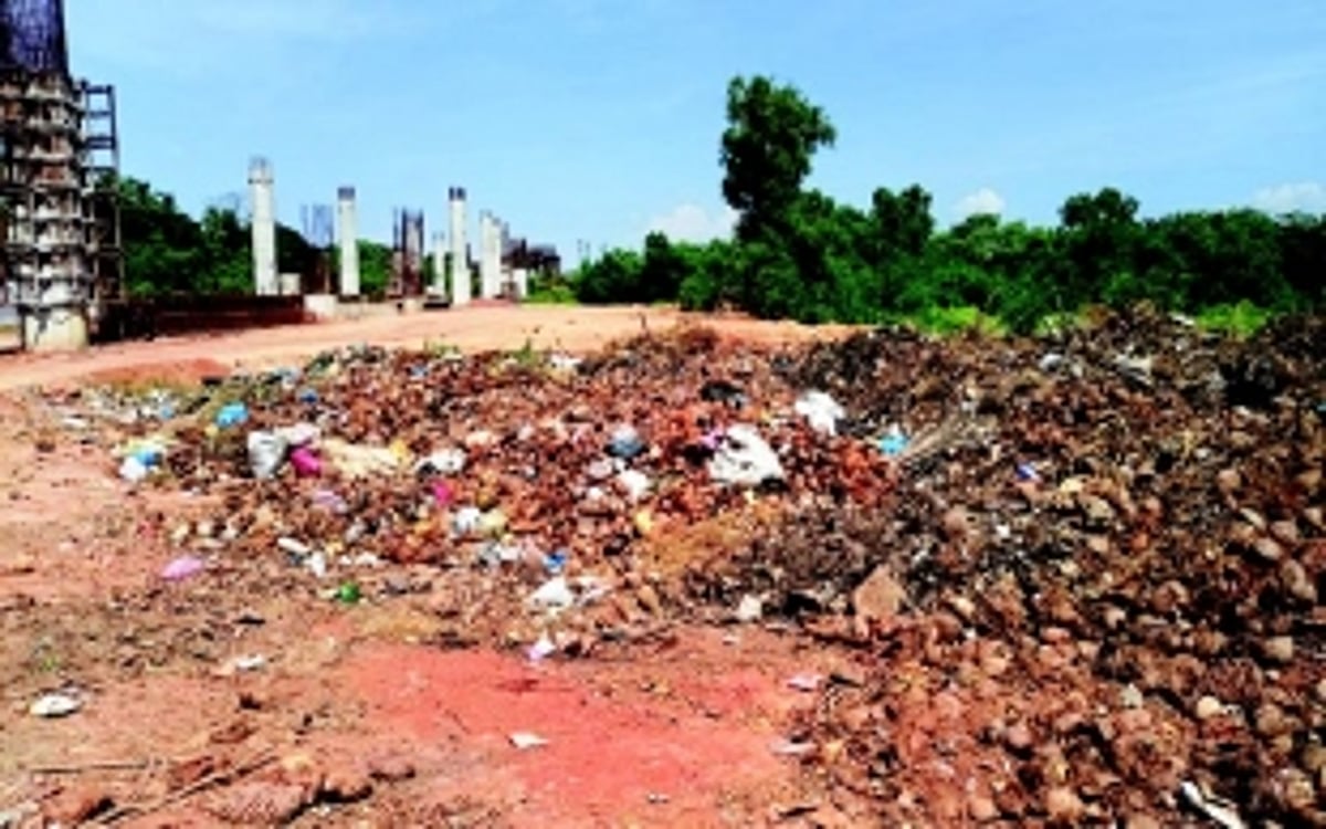 Outrage in Benaulim as truckloads of garbage from Margao dumped at bypass construction site