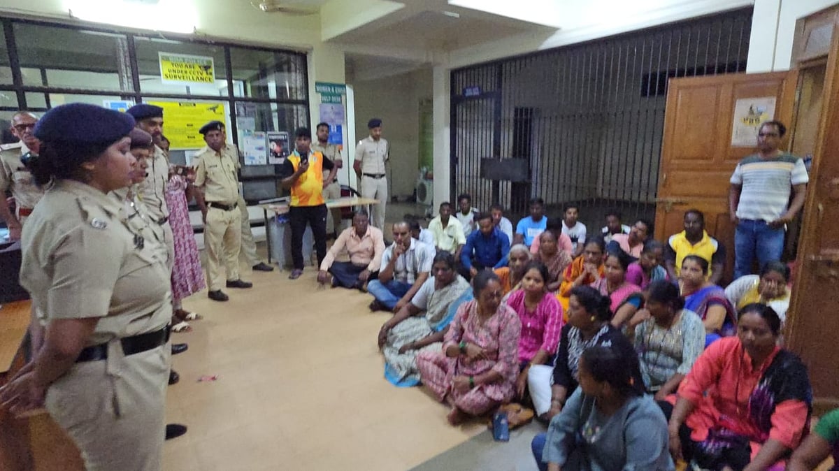 Outrage in Khajne Pedne After Minor Girl Assaulted; Locals Protest at Police Station Over Delay in FIR