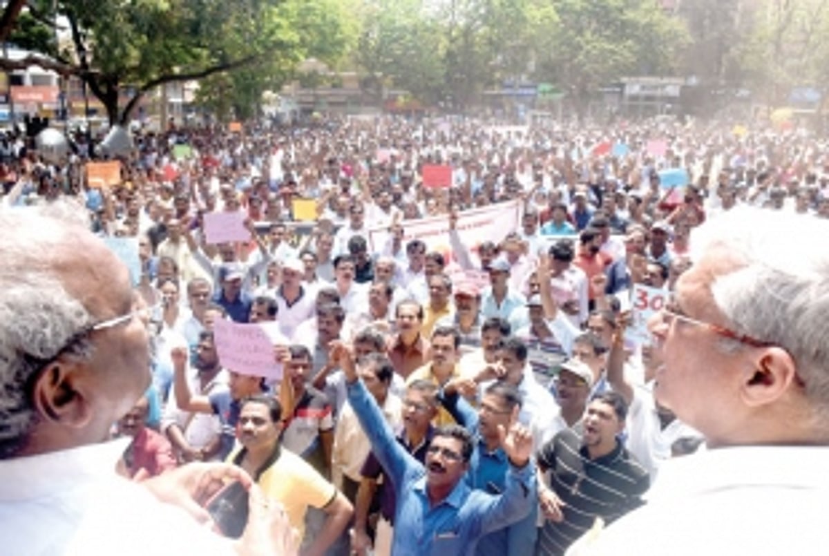 Over thousand dependents march in  city demanding mining resumption