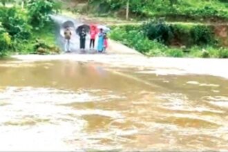 Overflowing Kadshi river maroons villagers in Mopa; 10 families stranded