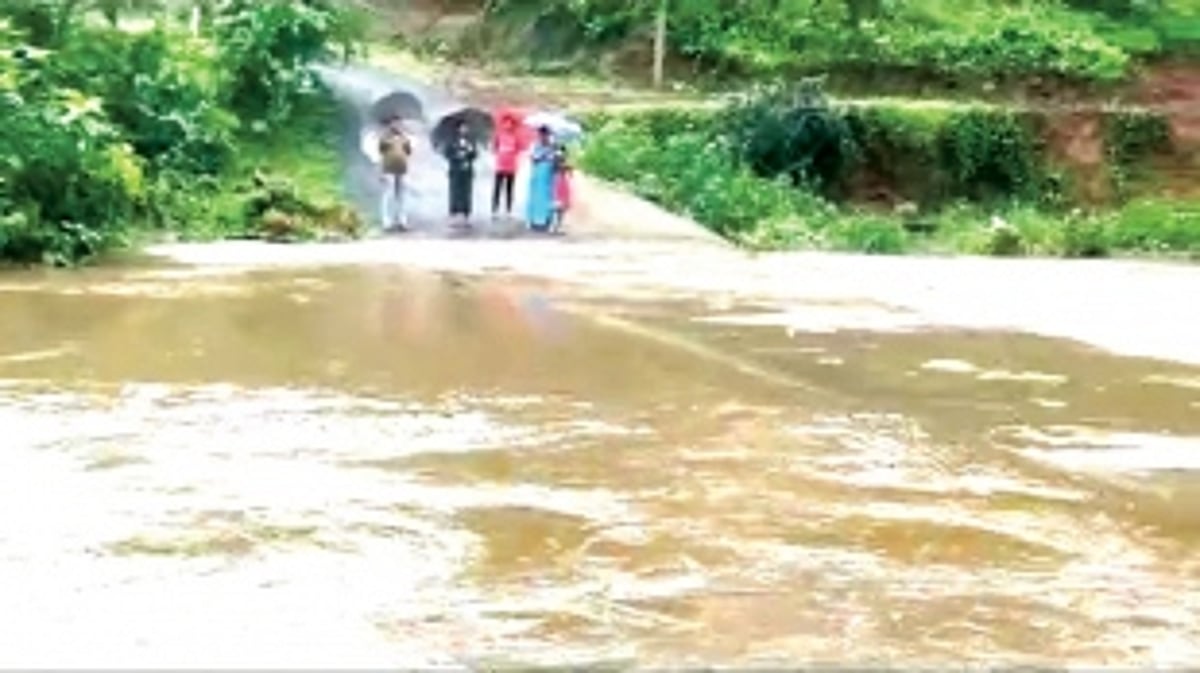 Overflowing Kadshi river maroons villagers in Mopa; 10 families stranded