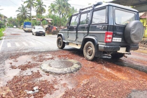Overflowing STP chambers cause obstruction  to traffic and pedestrians at Curchorem