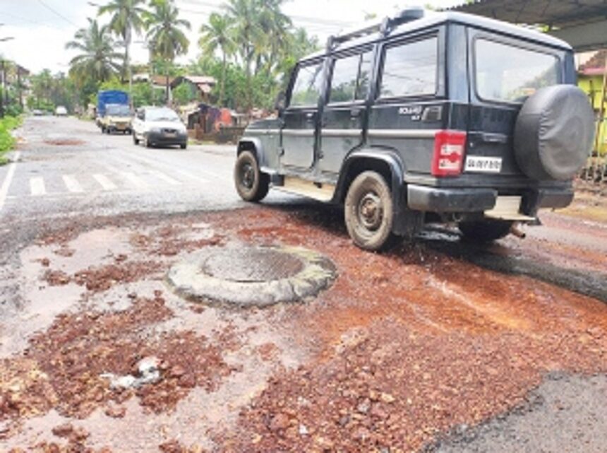 Overflowing STP chambers cause obstruction to traffic and pedestrians at Curchorem